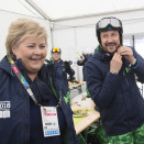 21. februar: Statsminister Erna Solberg og Kronprins Haakon er blant de under Ungdoms-OLs siste helg. Kronprinsen jobbet med å skli ut løypa mellom deltakerne i alpinkonkurransen. Foto: Geir Olsen / NTB scanpix